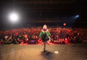 Locação de vans e micro-ônibus para o show da Mon Laferte em São Paulo