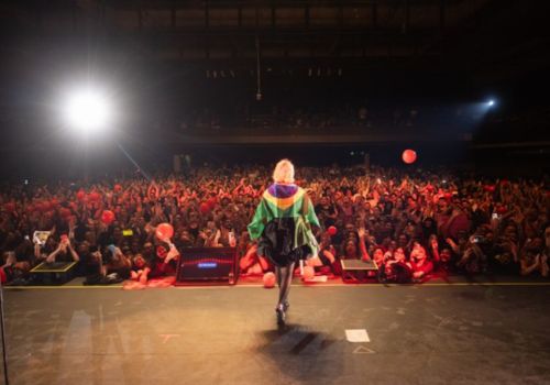 Locação de vans e micro-ônibus para o show da Mon Laferte em São Paulo